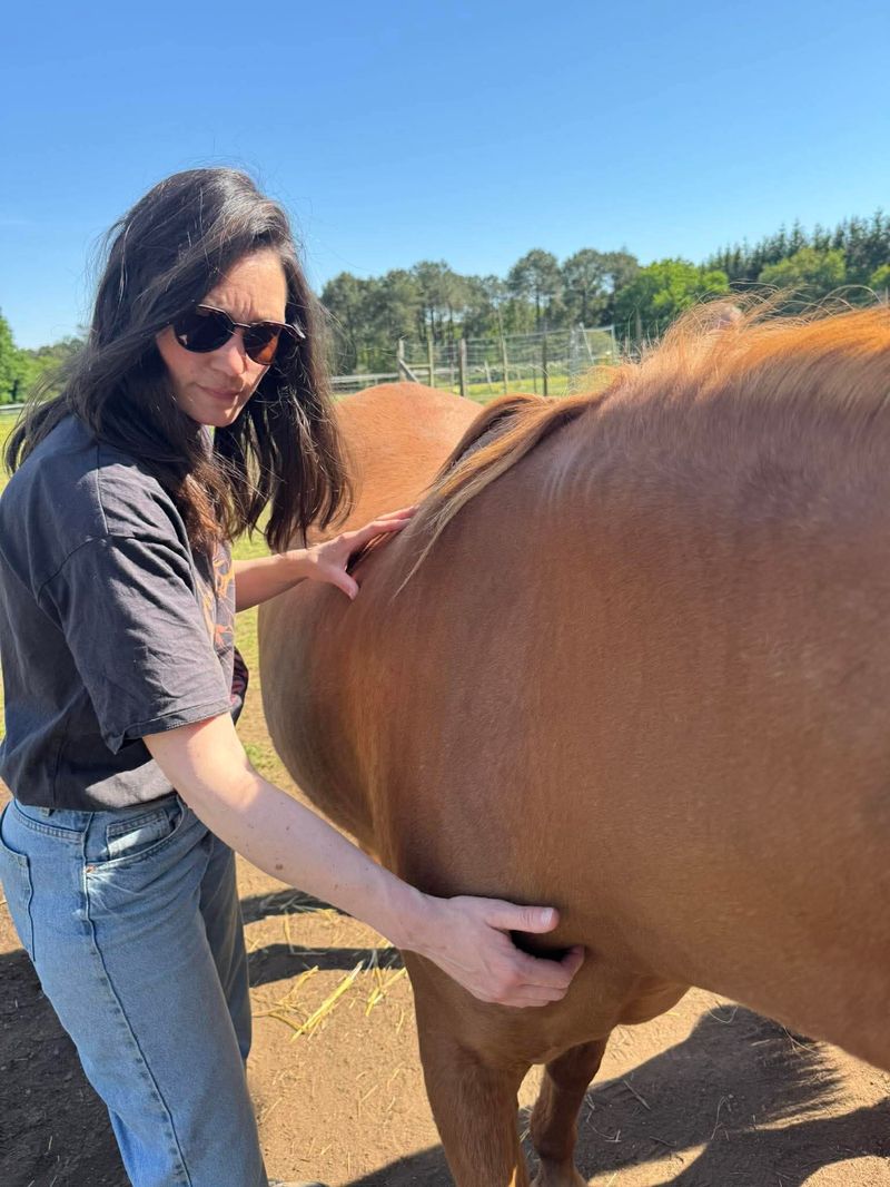 Carole Gautier auprès d'un cheval en extérieur